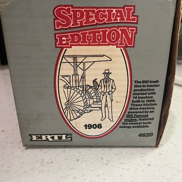 International 1066 5,000,000th 1/16 scale ERTL Tractor in box - Picture 3 of 4
